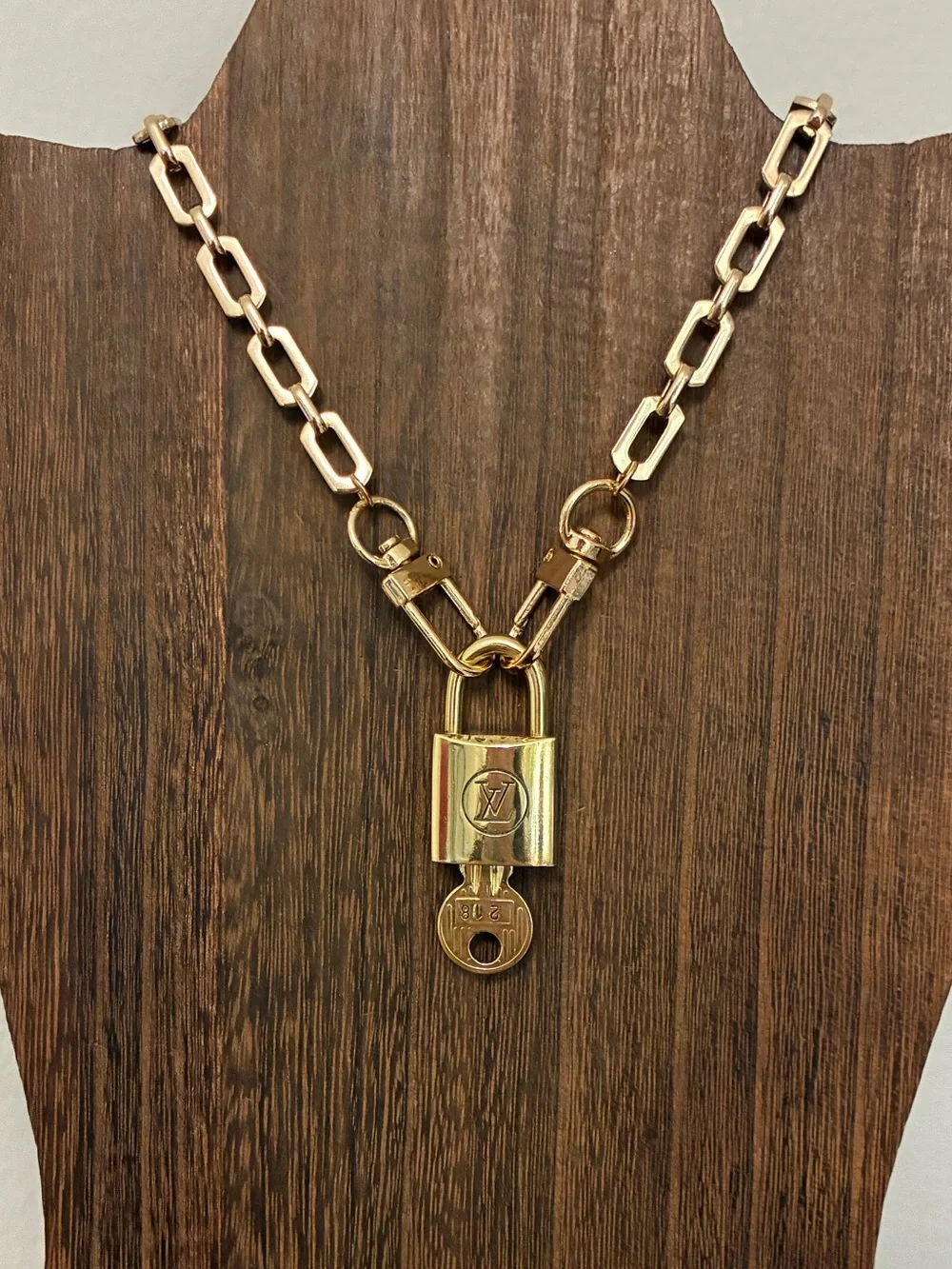Authentic LV #218 Padlock & Key Set With Vintage Neckace Chain - Picture 8 of 8